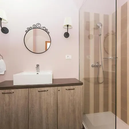 Appartement Awesome In Kastel Stafilic With Jacuzzi
