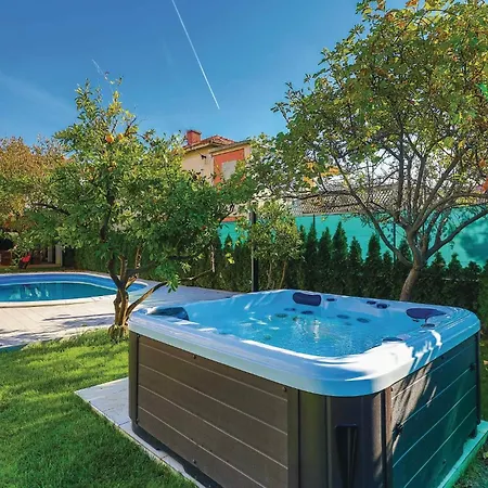 Appartement Awesome In Kastel Stafilic With Jacuzzi