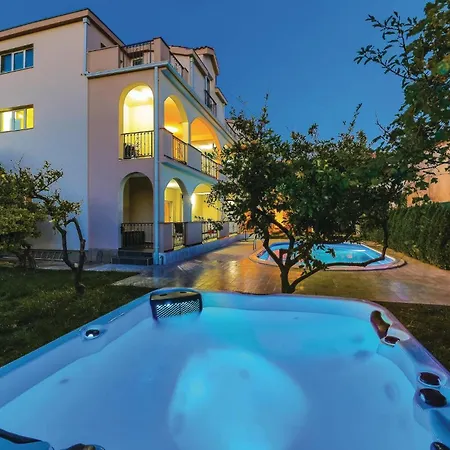 Appartement Awesome In Kastel Stafilic With Jacuzzi Kaštela