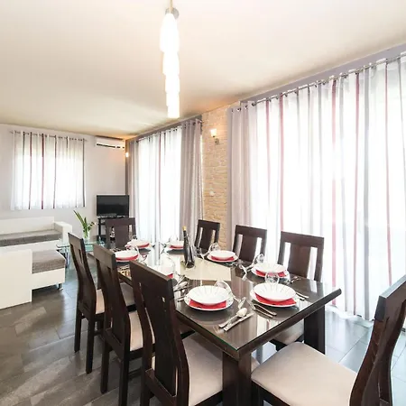 Appartement Awesome In Kastel Stafilic With Jacuzzi